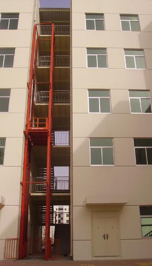 導軌式(shi)液壓升降機(ji)