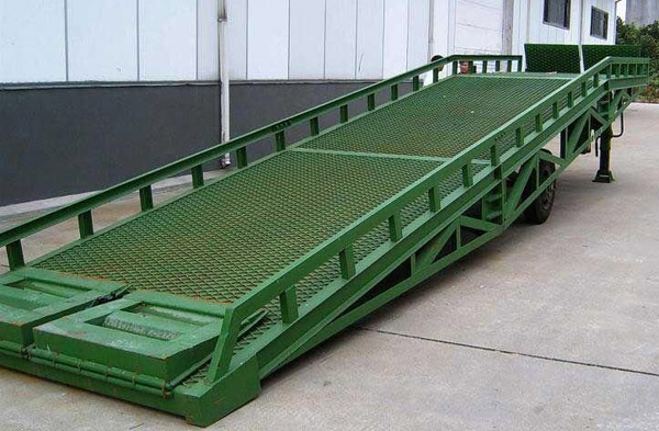 移動(dong)式登車橋(qiao)